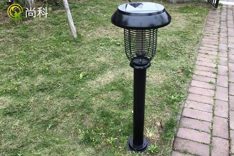 公園太陽(yáng)能戶(hù)外滅蚊燈圖片，矗立健身步道兩側(cè)